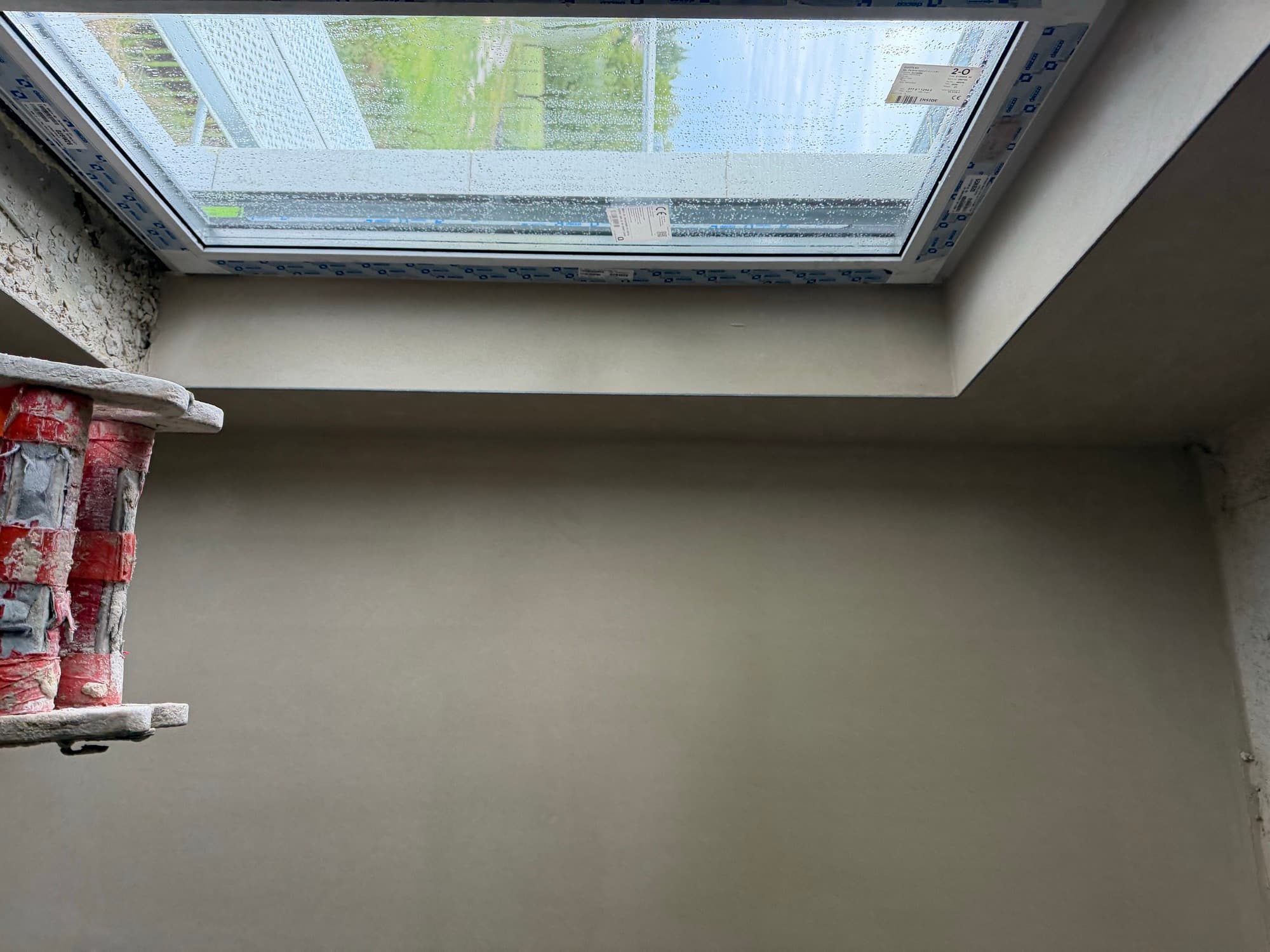 Detail omítnutého ostění okna s ostrou hranou